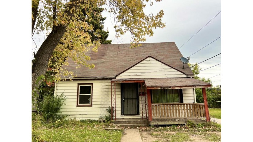 5822 W Carmen Ave Milwaukee, WI 53218 by Coldwell Banker Realty $59,900
