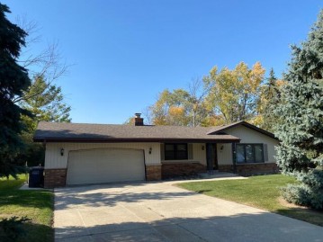 5045 S 36th St, Greenfield, WI 53221-2526