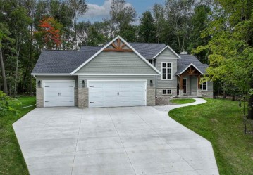 E9615 Woods Edge Drive, Caledonia, WI 54940-9102