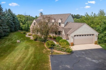 2460 Deerfield Ct, Cedarburg, WI 53080