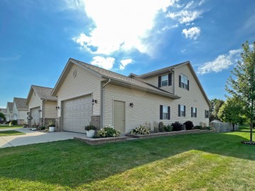 917 Firethorn Dr, West Bend, WI 53090-5477