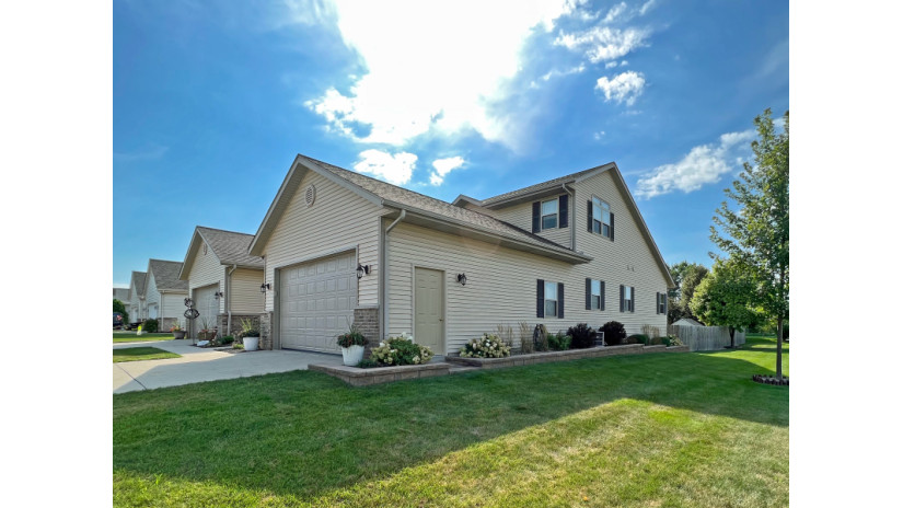 917 Firethorn Dr West Bend, WI 53090 by Shorewest Realtors $279,000