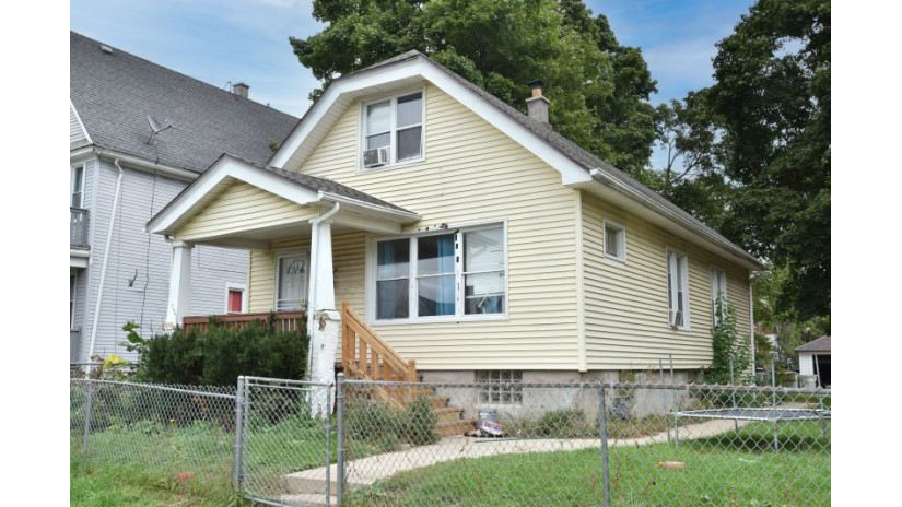 4642 N 29th St Milwaukee, WI 53209 by Shorewest Realtors $69,900