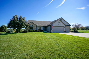 W279N5828 Walnut Grove Dr, Lisbon, WI 53089-3350