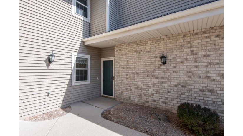 18520 Emerald Cir C Brookfield, WI 53045 by Shorewest Realtors $239,900