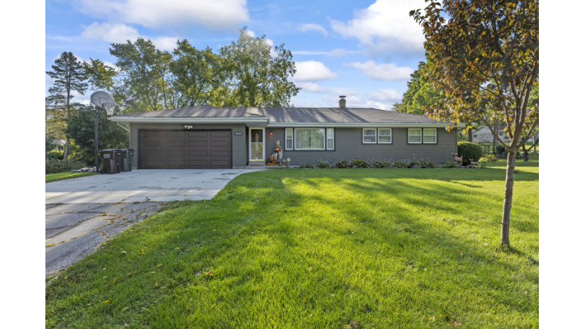 5840 S Dunvegan Dr New Berlin, WI 53146 by Shorewest Realtors $330,000