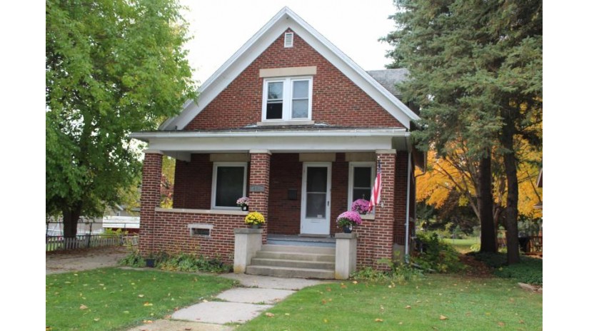 414 Salisbury Rd West Bend, WI 53090 by Coldwell Banker HomeSale Realty - Wauwatosa $219,900