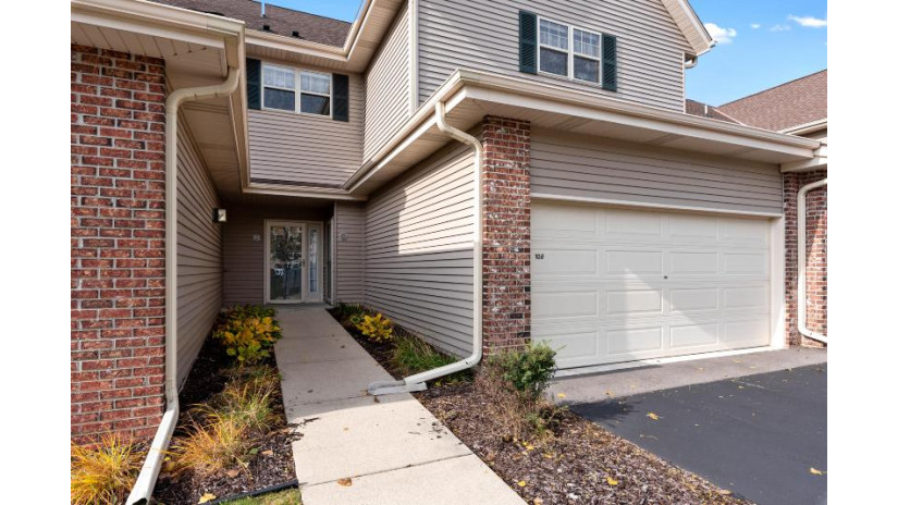 106 Forest Ridge Ct Saukville, WI 53080 by Brooks Investment Group, LLC $259,900