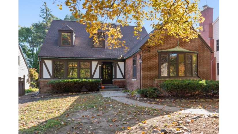 910 Honey Creek Pkwy Wauwatosa, WI 53213 by Shorewest Realtors $510,000