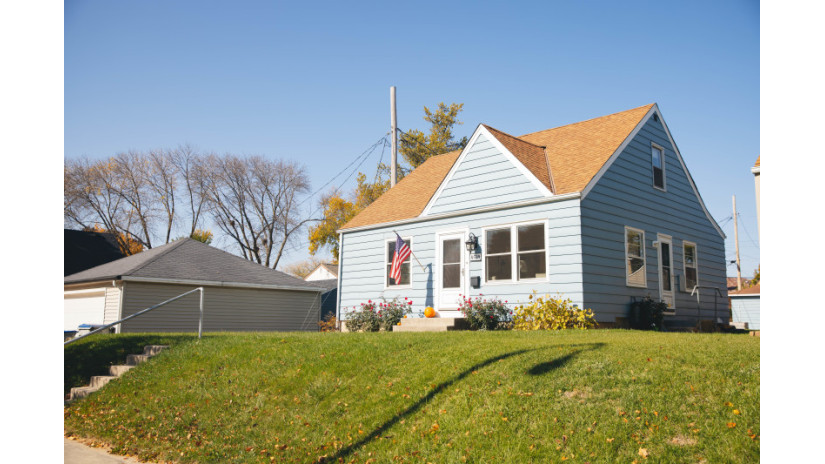 8518 W Townsend St Milwaukee, WI 53222 by Shorewest Realtors $159,000