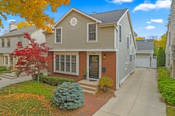 5944 N Shoreland Ave, Whitefish Bay, WI 53217-4622