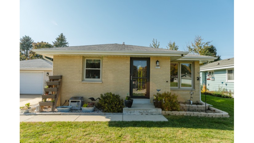 6001 S Elaine Ave Cudahy, WI 53110 by Shorewest Realtors $239,900