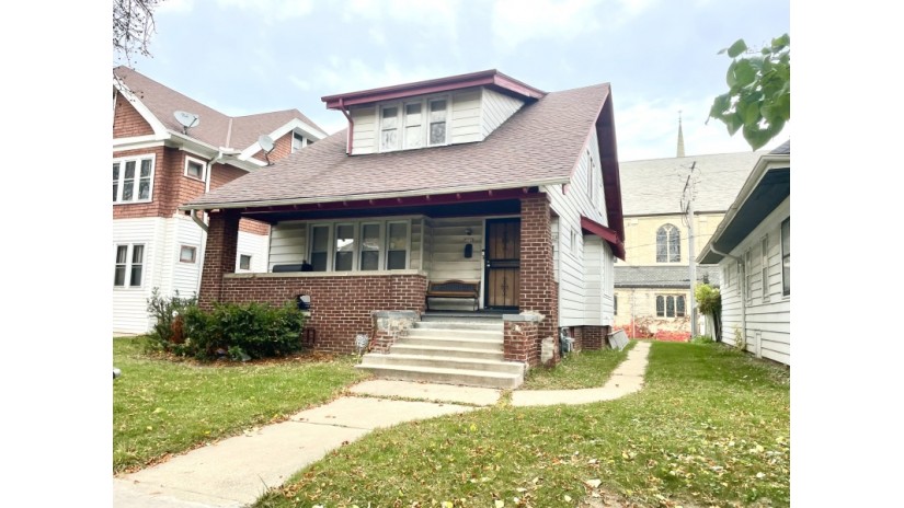 2712 N 44th St Milwaukee, WI 53210 by Shorewest Realtors $114,900