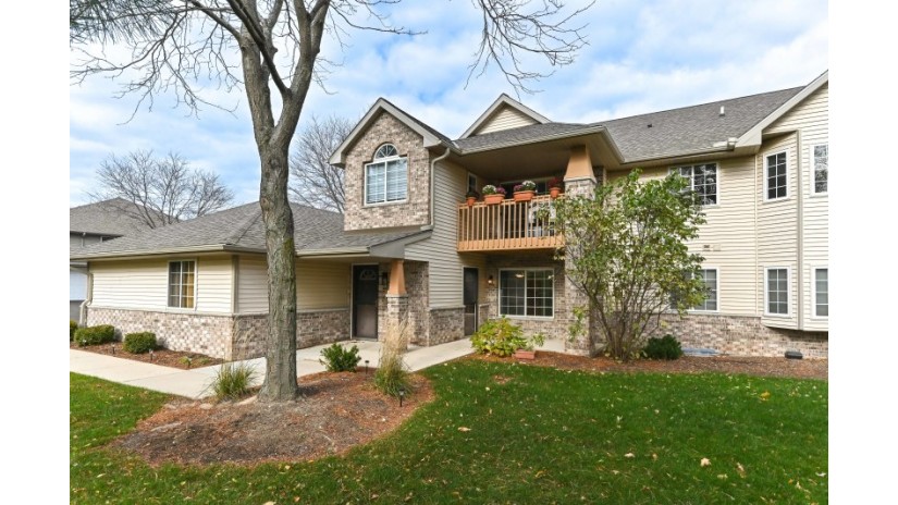 4935 W Maple Leaf Cir Greenfield, WI 53220 by Shorewest Realtors $219,000