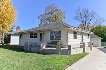 W174N8690 Schneider Dr, Menomonee Falls, WI 53051-2609