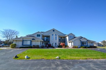 W240N2532 E Parkway Meadow Cir 5, Pewaukee, WI 53072