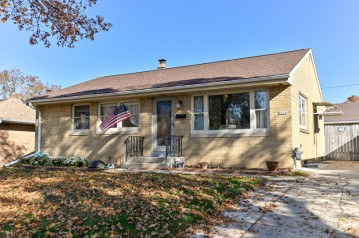 6626 W Dodge Pl, Milwaukee, WI 53220-1330