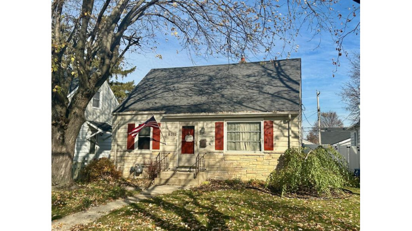 9312 W Metcalf Pl Milwaukee, WI 53222 by Elements Realty LLC $189,900