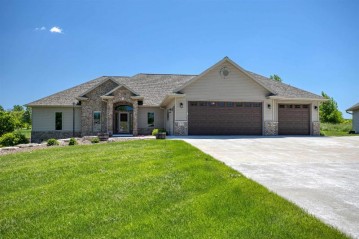 W7493 Cross Country Lane, Ellington, WI 54944