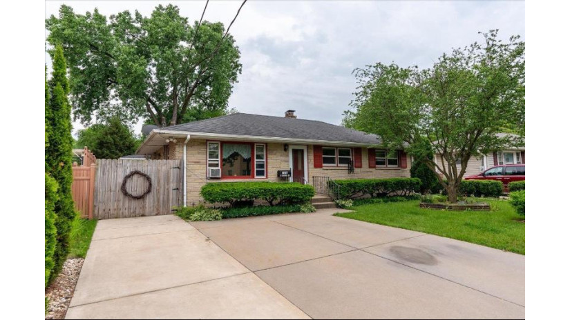 1018 S Brooks St Madison, WI 53715 by Re/Max Preferred - Amber@thhtrealty.com $274,900