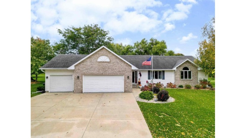 146 Pinnacle Dr Lake Mills, WI 53551 by Re/Max Community Realty - barryluce@remax.net $525,000