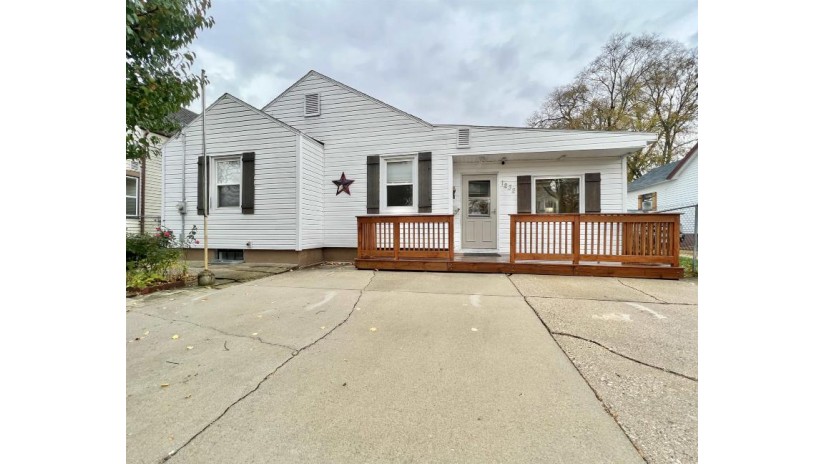 1232 Vine St Beloit, WI 53511 by Shorewest Realtors $159,900