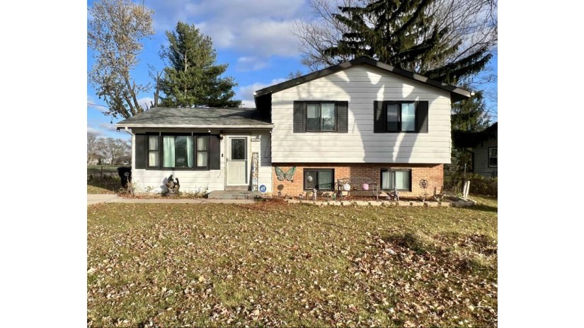 2565 Sunshine Ln Beloit, WI 53511 by Shorewest Realtors $150,000