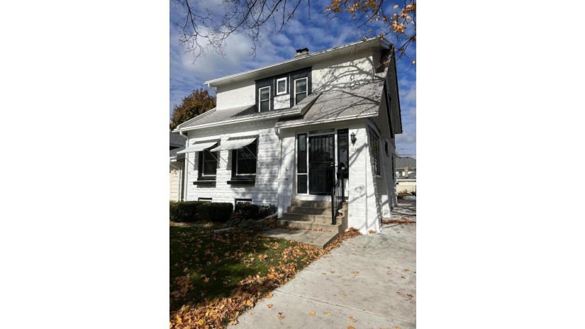 7116 W Wisconsin Ave Wauwatosa, WI 53213 by Coldwell Banker HomeSale Realty - Wauwatosa $265,000