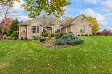 W261N2830 Woodburne Ct, Pewaukee, WI 53072-4584