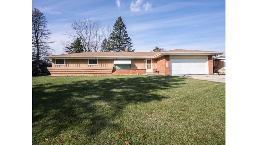 5895 S St Andrews Dr New Berlin, WI 53146 by Redefined Realty Advisors LLC - 2627325800 $349,900