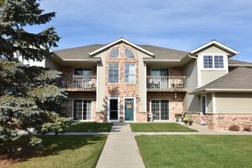 628 Shepherds Dr 8, West Bend, WI 53090-8478