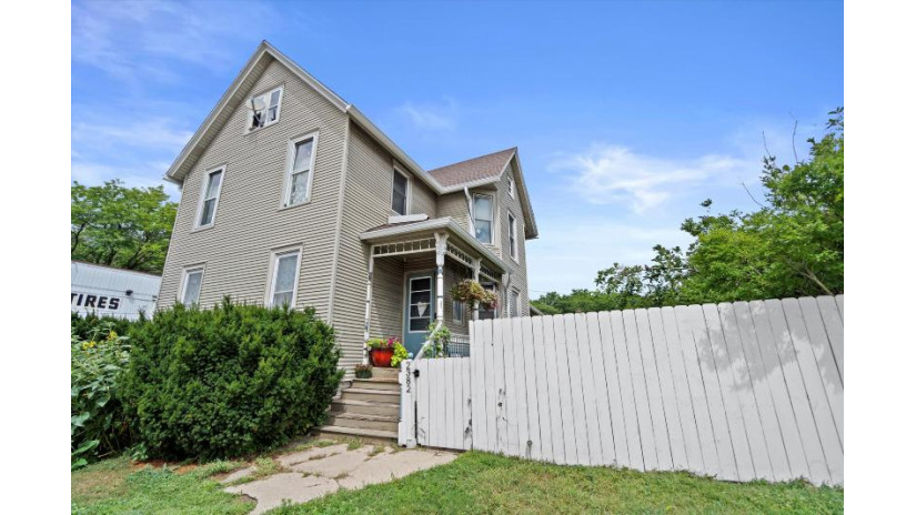 2382 S Kinnickinnic Ave Milwaukee, WI 53207 by Keller Williams Realty-Milwaukee Southwest - 262-599-8980 $299,900