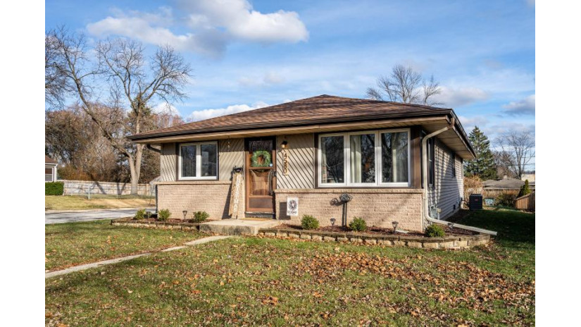 4580 N 101st St Wauwatosa, WI 53225 by Lannon Stone Realty LLC $270,000