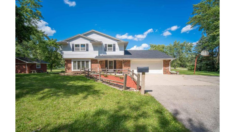 7564 Glencoe Dr Cedarburg, WI 53012 by Boss Realty, LLC $399,900