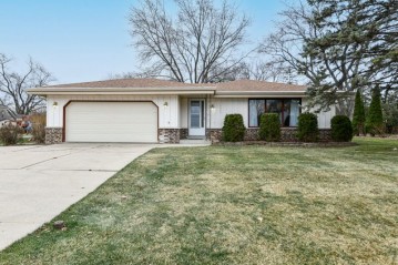 14905 W Glenora Ave, New Berlin, WI 53151-5824