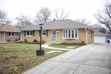 4418 N 107th St, Wauwatosa, WI 53225-4525