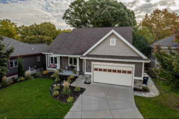 18 Oak Ridge Tr, Deerfield, WI 53531