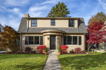 5815 N Shoreland Ave, Whitefish Bay, WI 53217-4621