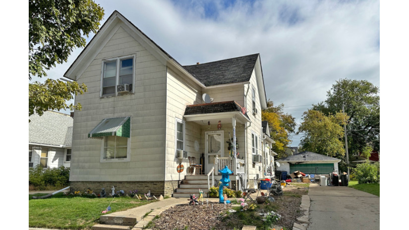 1827 N Wisconsin St Racine, WI 53402 by Shorewest Realtors $90,000