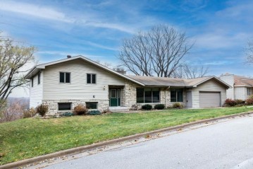 1834 Eastwood Ln, La Crosse, WI 54601