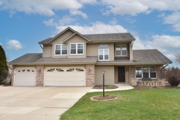 W153N7462 Stoneridge Dr, Menomonee Falls, WI 53051-4584