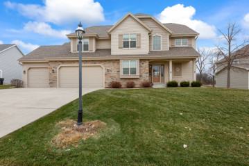 305 Century Oak Dr, Waukesha, WI 53188-2546