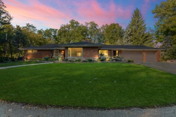 3525 Pilgrim Rd, Brookfield, WI 53005-2224