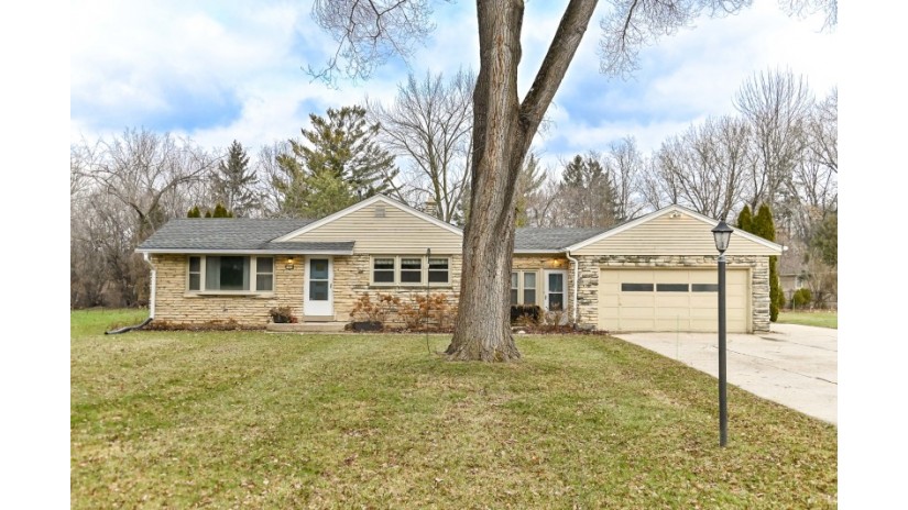 17714 W West View Ln New Berlin, WI 53146 by Shorewest Realtors $362,000