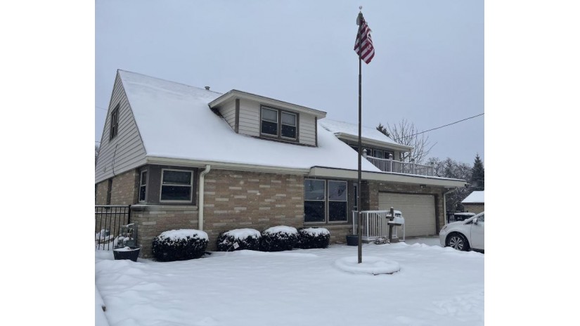 810 Manistique Ave South Milwaukee, WI 53172 by Premier Point Realty LLC $309,900