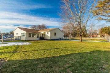 721 Topaz Ln, Madison, WI 53714