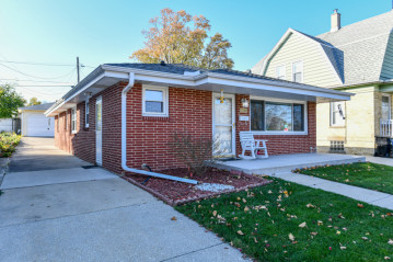 2056 Summit Ave, Racine, WI 53404-2166