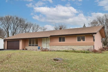 9060 N 60th St, Brown Deer, WI 53223-2218