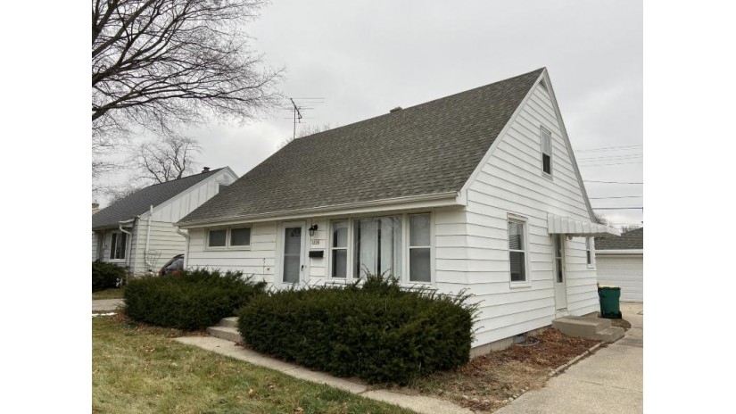 1006 S 109th St West Allis, WI 53214 by Grapevine Realty $194,900