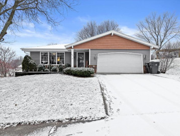 934 Canterbury Ln, Waukesha, WI 53188